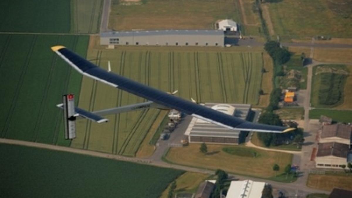 primul avion solar a decolat din elvetia intr un zbor care va dura 24 de ore video