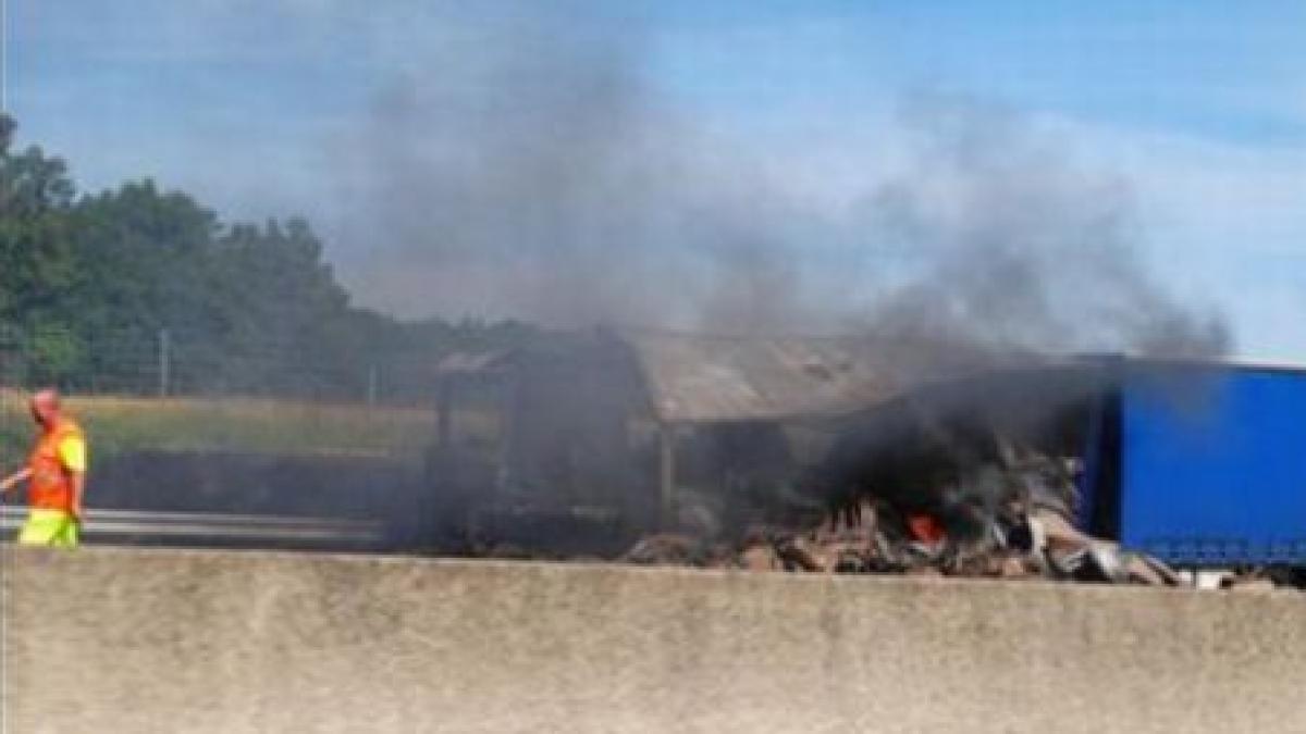 un tir romanesc a luat foc pe autostrada paris lyon traficul rutier blocat mai bine de patru ore
