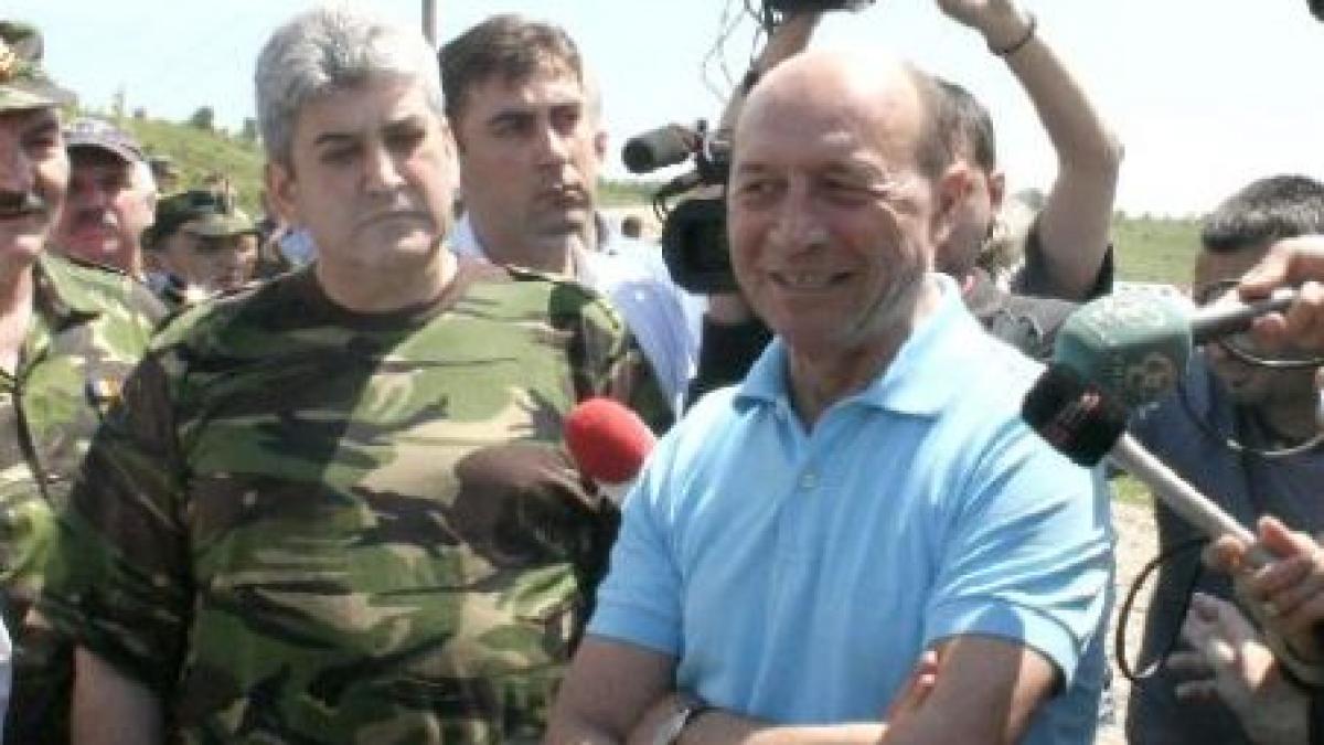 basescu pentru a treia oara la dornesti a testat podul de pontoane si a luat masa cu militarii video