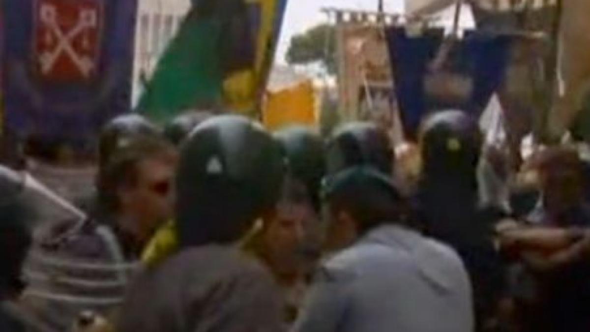 ciocniri violente la roma intre politisti si localnicii afectati de cutremurul din l aquila video