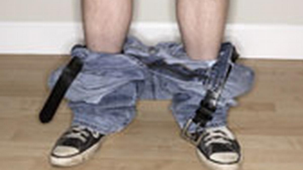 hot cu pantalonii in vine surprins de camerele de supraveghere ale unui magazin video