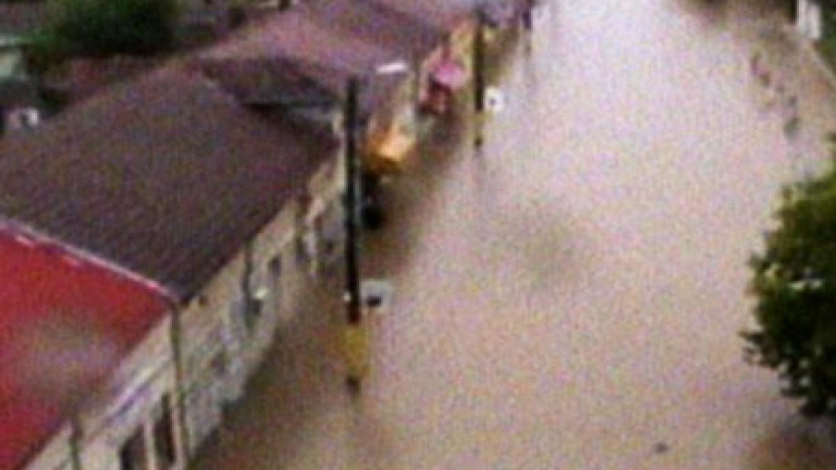 cernavoda sub ape zeci de case primaria si mai multe magazine inundate din cauza ploilor video