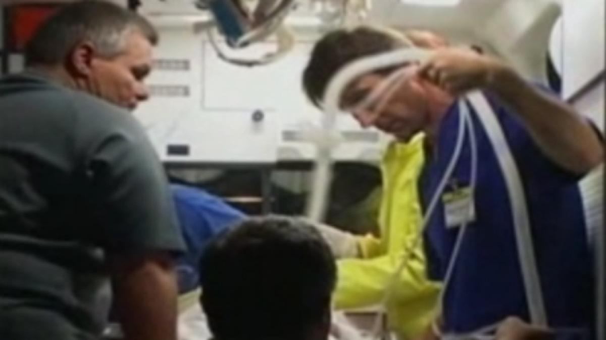 fetita de 14 ani internata in stare grava dupa ce a cazut dintr un copac si s a lovit cu capul de