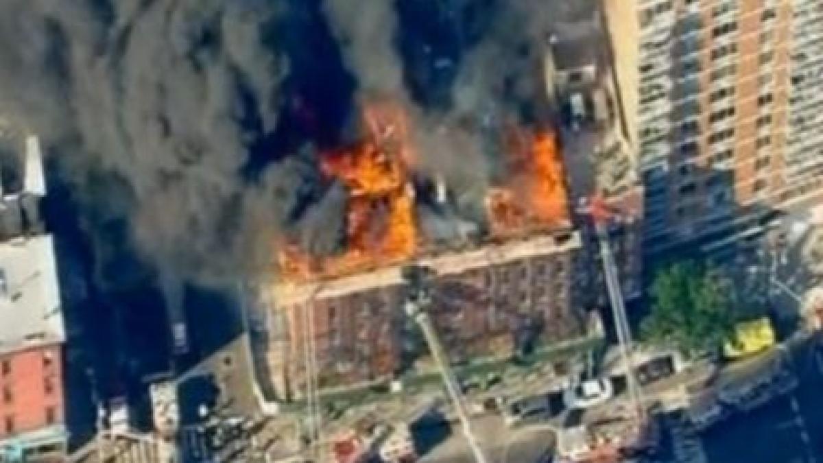 opt pompieri au fost raniti intr un incendiu din new york video