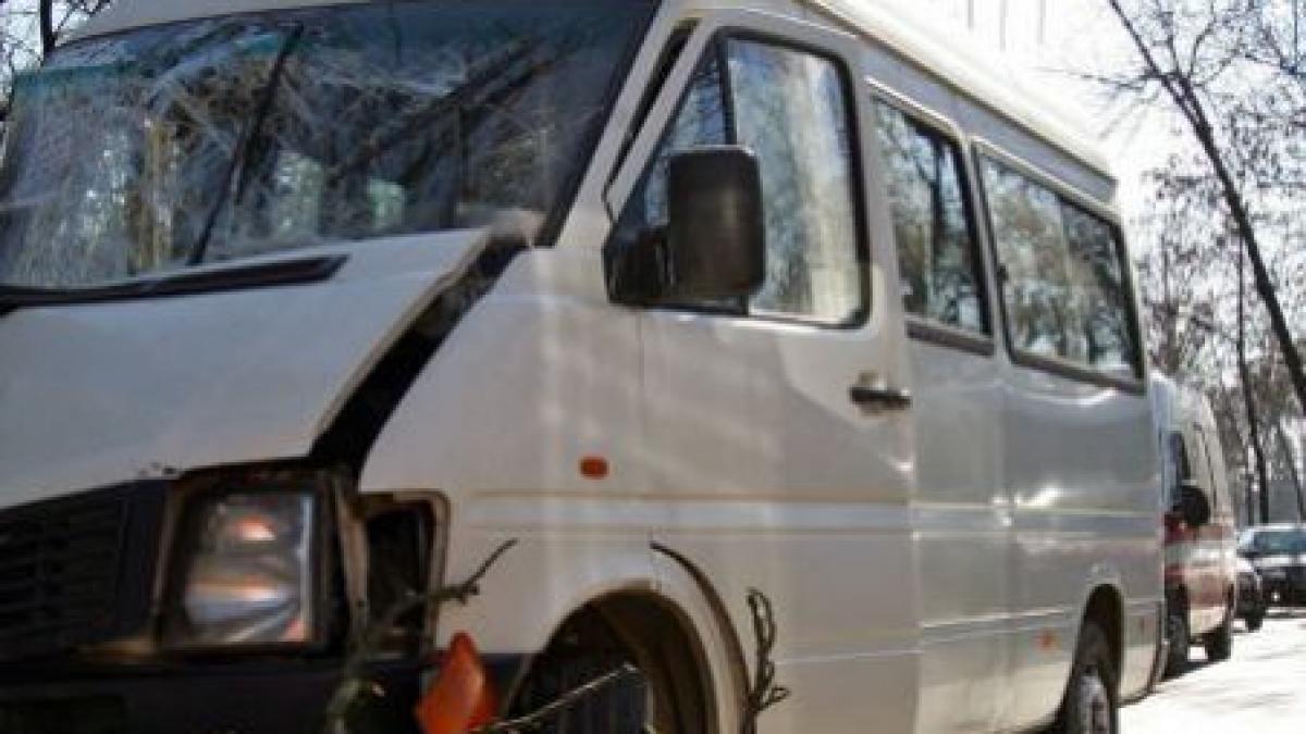 un mort si patru raniti dupa ce un microbuz romanesc s a ciocnit cu un camion in ungaria
