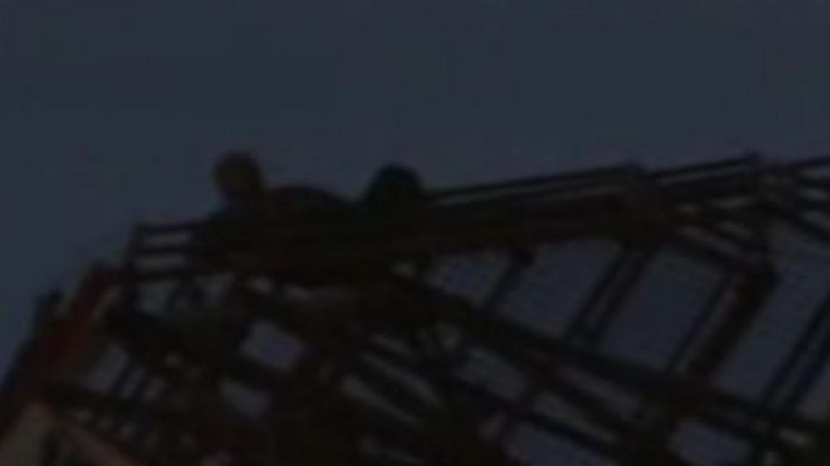 bacau un barbat urcat pe nocturna stadionului a amenintat ca se arunca din cauza saraciei video