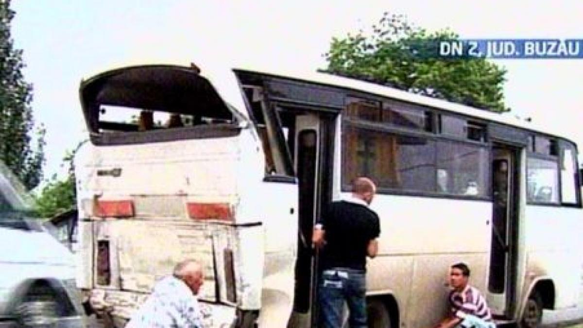 buzau sase persoane au fost ranite dupa ce microbuzul in care se aflau a fost lovit de un tir video