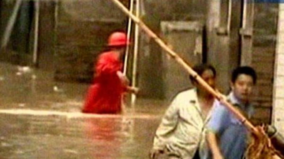 china inundatiile au provocat moartea a 30 de oameni si pagube de peste 10 miliarde de dolari video