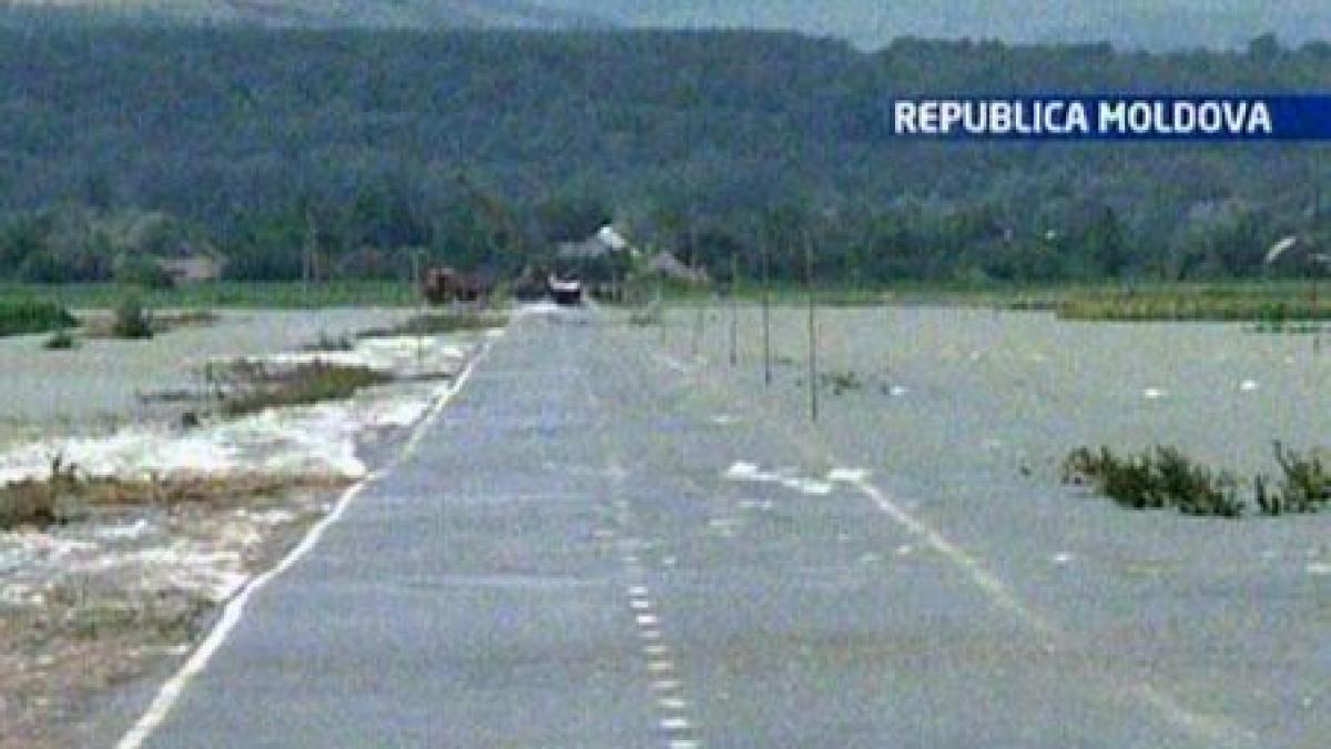 republica moldova 3 000 de oameni evacuati si 560 de case inundate din cauza prutului in crestere