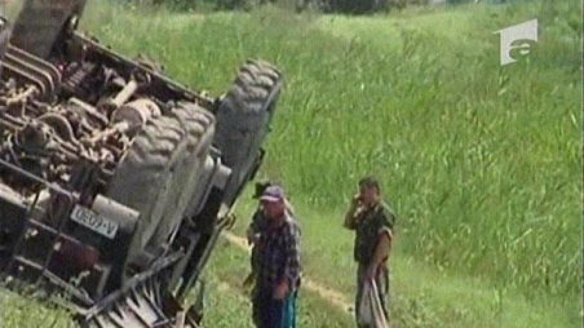 galati patru militari au fost raniti dupa ce camionul in care se aflau s a rasturnat video