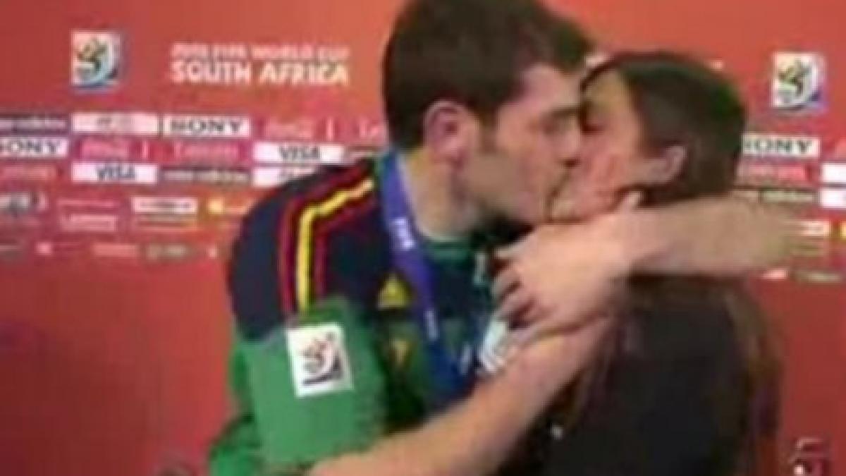 iker casillas isi saruta iubita reportera in direct in timpul unui interviu video