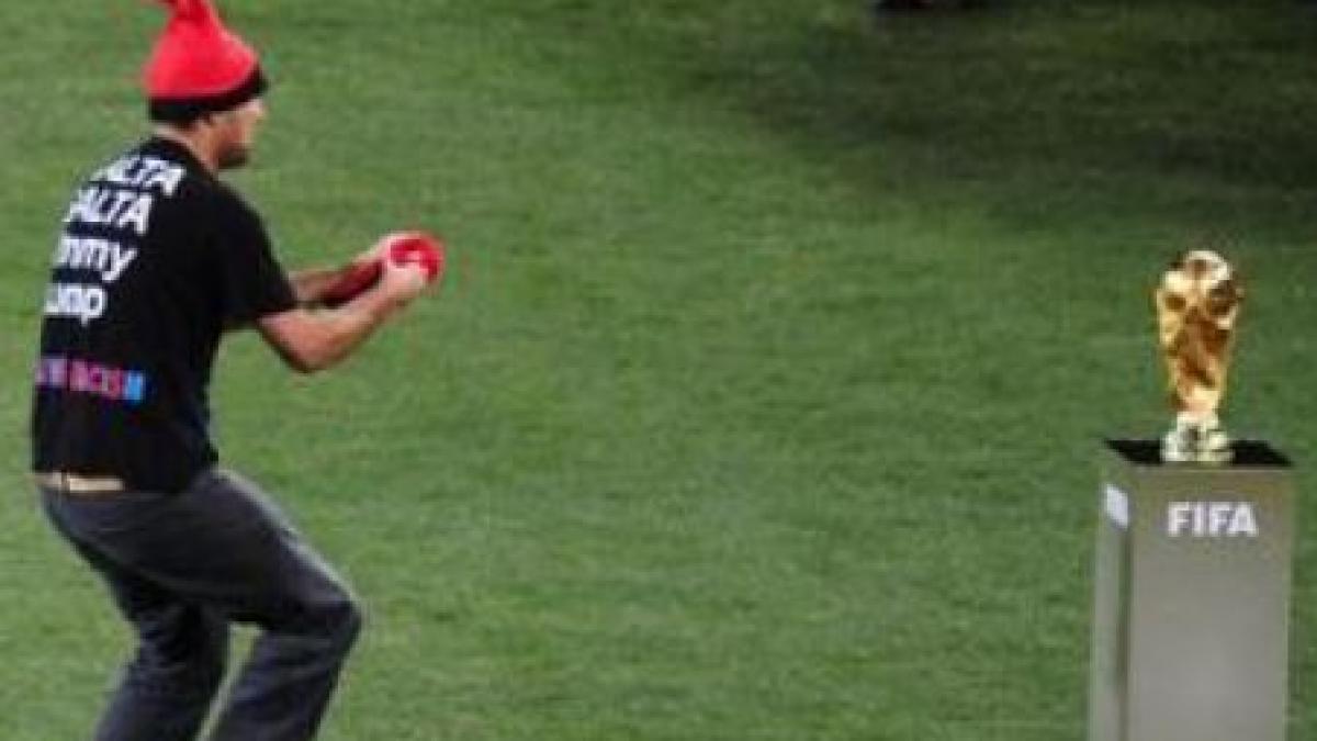 un fan a incercat sa fuga cu trofeul cupei mondiale inainte de startul finalei