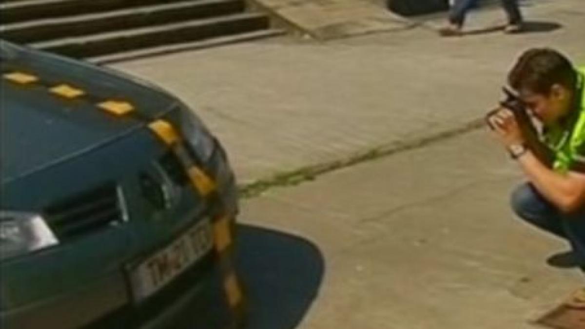 a fost calcata de propria masina dupa ce a uitat sa traga frana de mana video