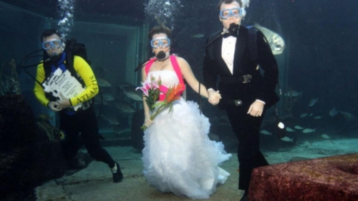 doi tineri din austria s au casatorit sub apa video