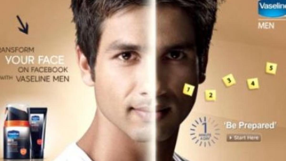 indienii isi pot albi pielea in fotografiile de pe facebook