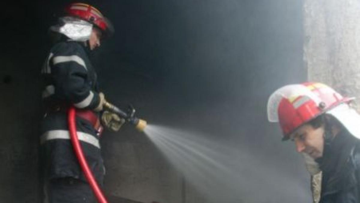 casa din craiova distrusa de un incendiu proprietarii sustin ca focul a fost pus intentionat