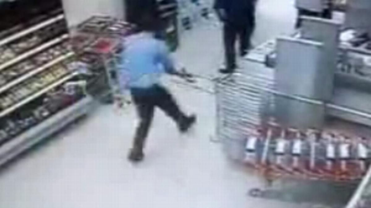 un paznic grabit face tumbe si isi pierde arma din dotare video