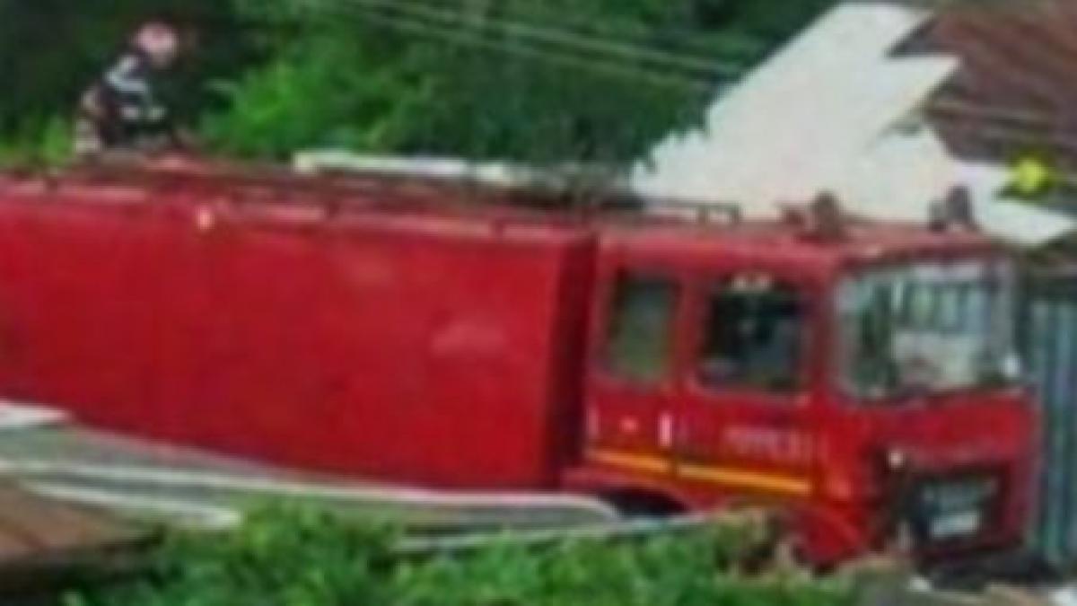 incendiu puternic in capitala patru case au ars din temelii video
