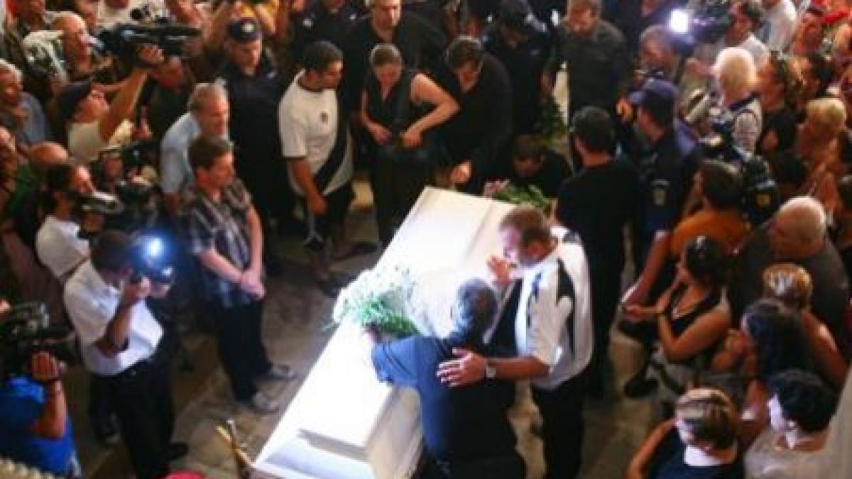 madalina manole condusa pe ultimul drum de familie apropiati si fani video