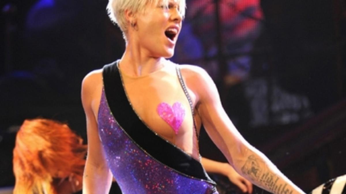 pink a ajuns la spital dupa ce s a accidentat in timpul unui concert video