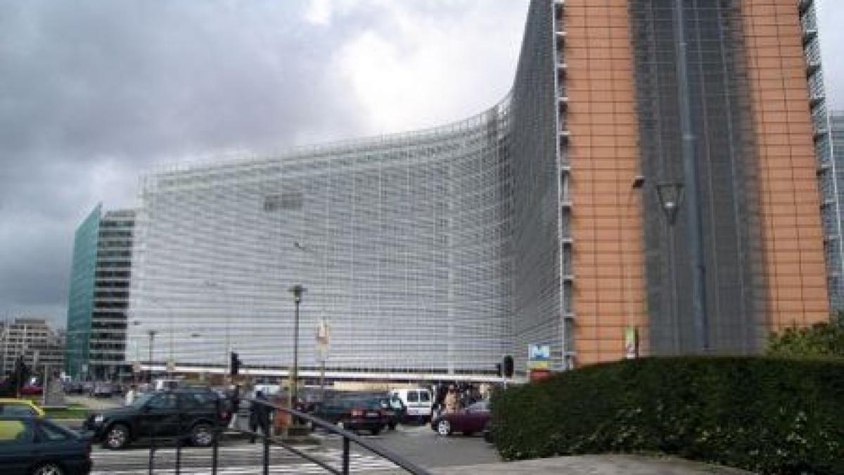 un fizician bulgar aflat in greva foamei langa sediul comisiei europene indepartat de politia