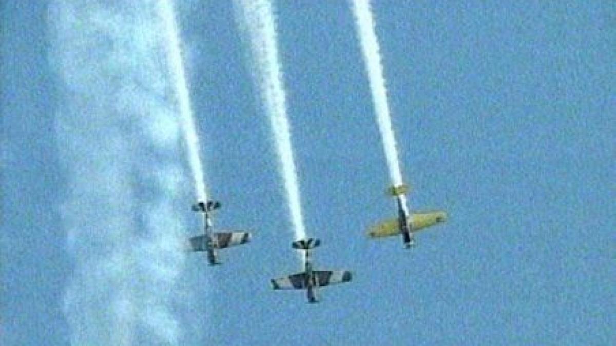 spectacol pe cer mitinguri aviatice spectaculoase la otopeni si fetesti video