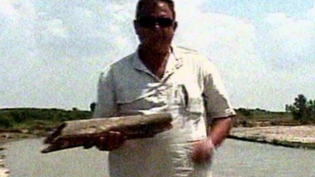 un pescar a descoperit un os de sase kilograme si 50 cm lungime care apartine unui animal