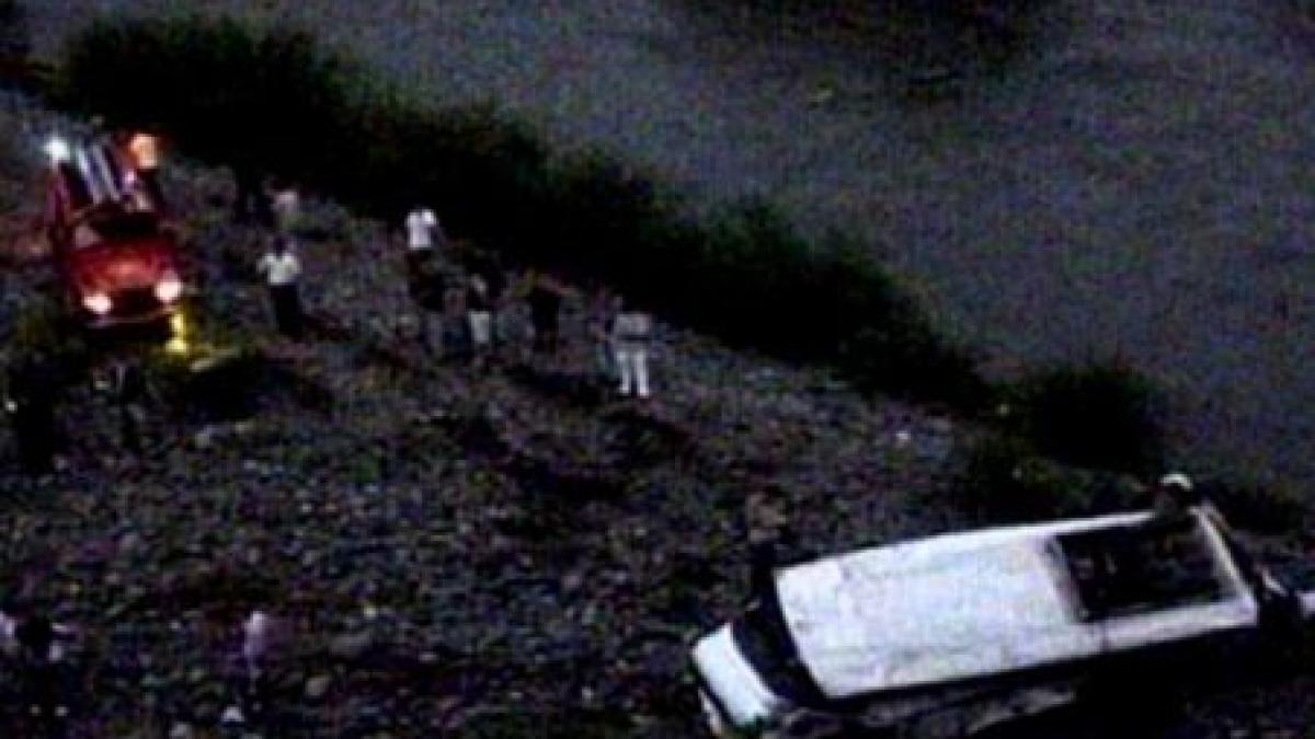 albania 14 oameni au murit dupa ce un autobuz a cazut intr o prapastie video