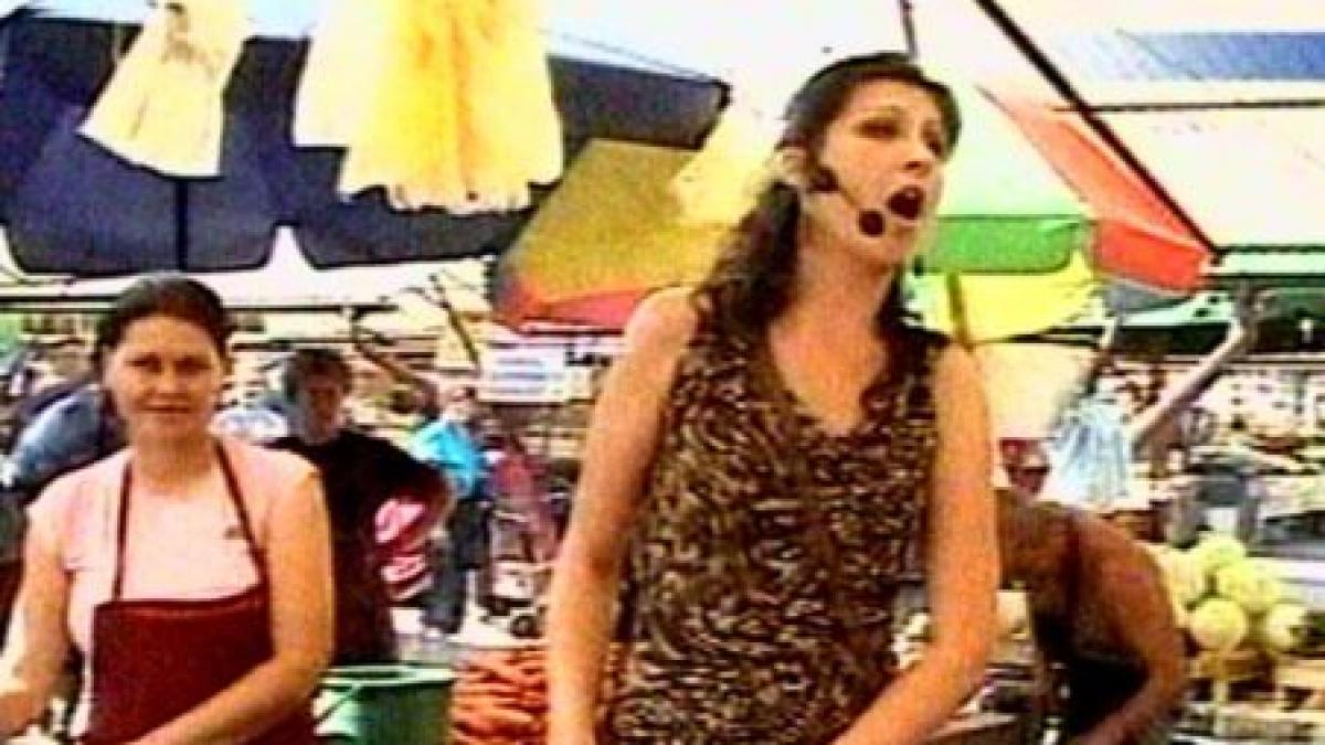 promovare inedita pentru transilvania fest artistii de opera au cantat printre tarabele din pietele