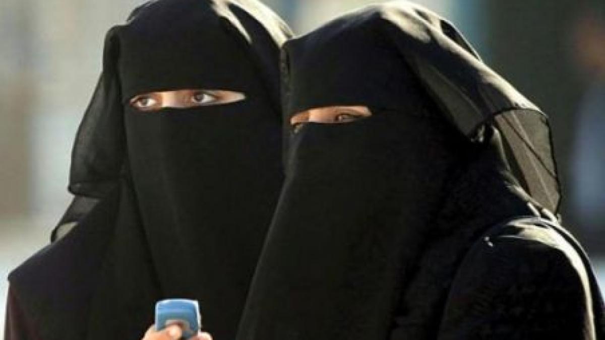 atac rasist o avocata din franta i a smuls unei islamice valul de pe fata