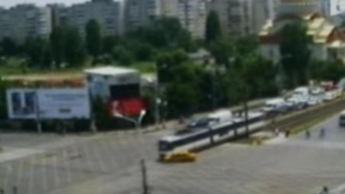 ciocnire intre un tramvai si un taxi intr o intersectie aglomerata din capitala video