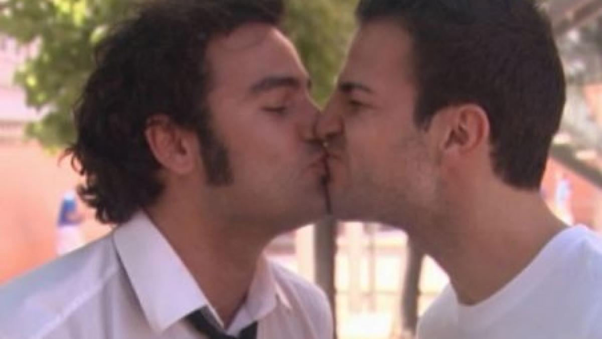 fabregas se saruta cu un prezentator tv dupa modelul casillas sara carbonero