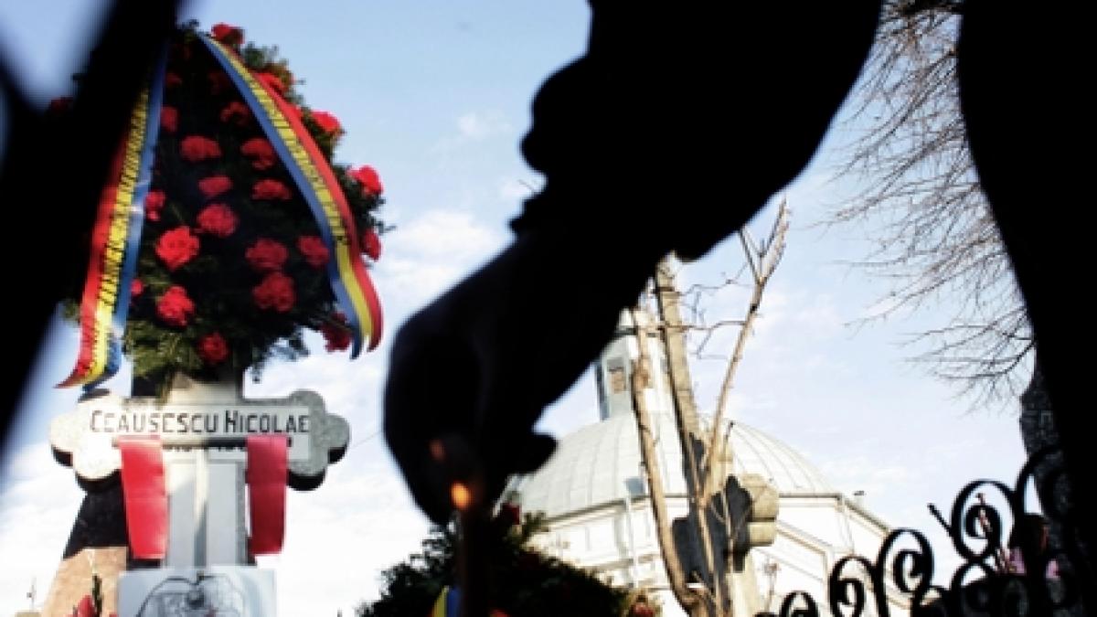 imagini de arhiva cu inmormantarea sotilor ceusescu au fost ingropati la cimitirul ghencea video