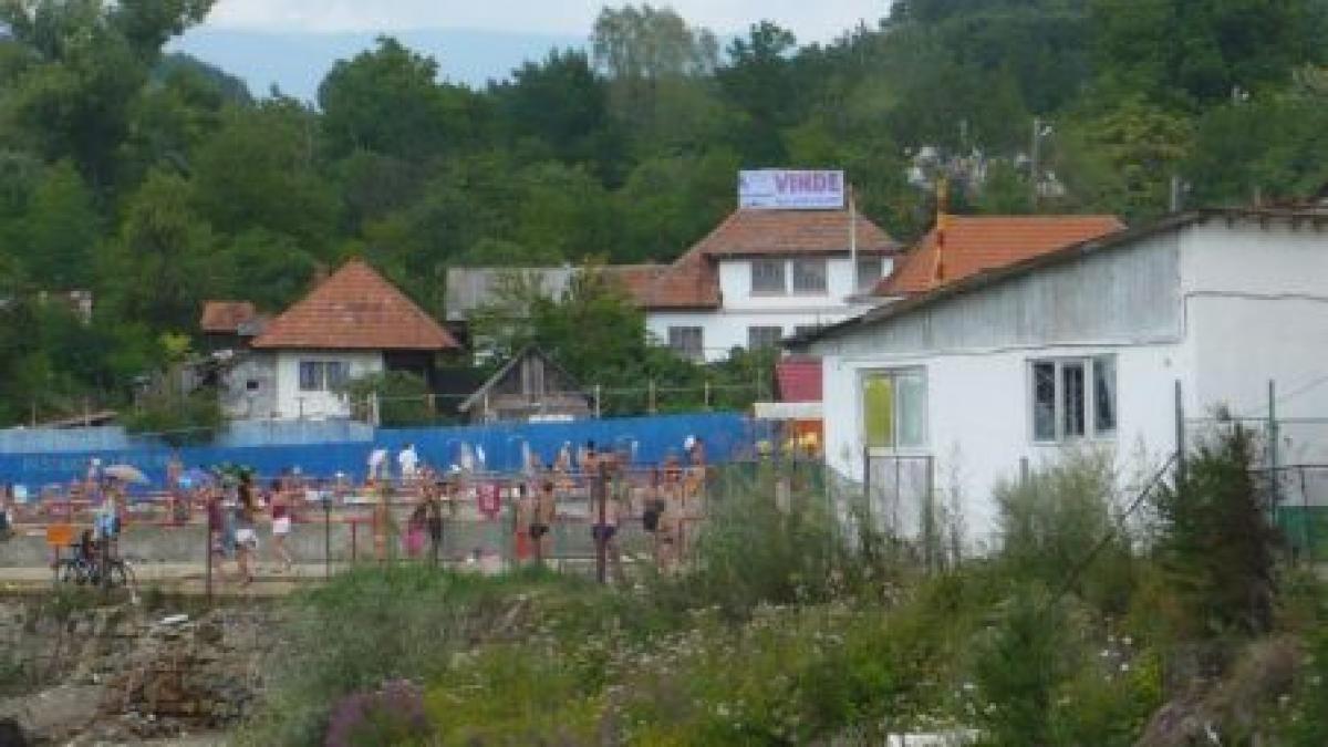 intrarea in statiunea sacelu din gorj blocata cu un lant primarul cere taxa video