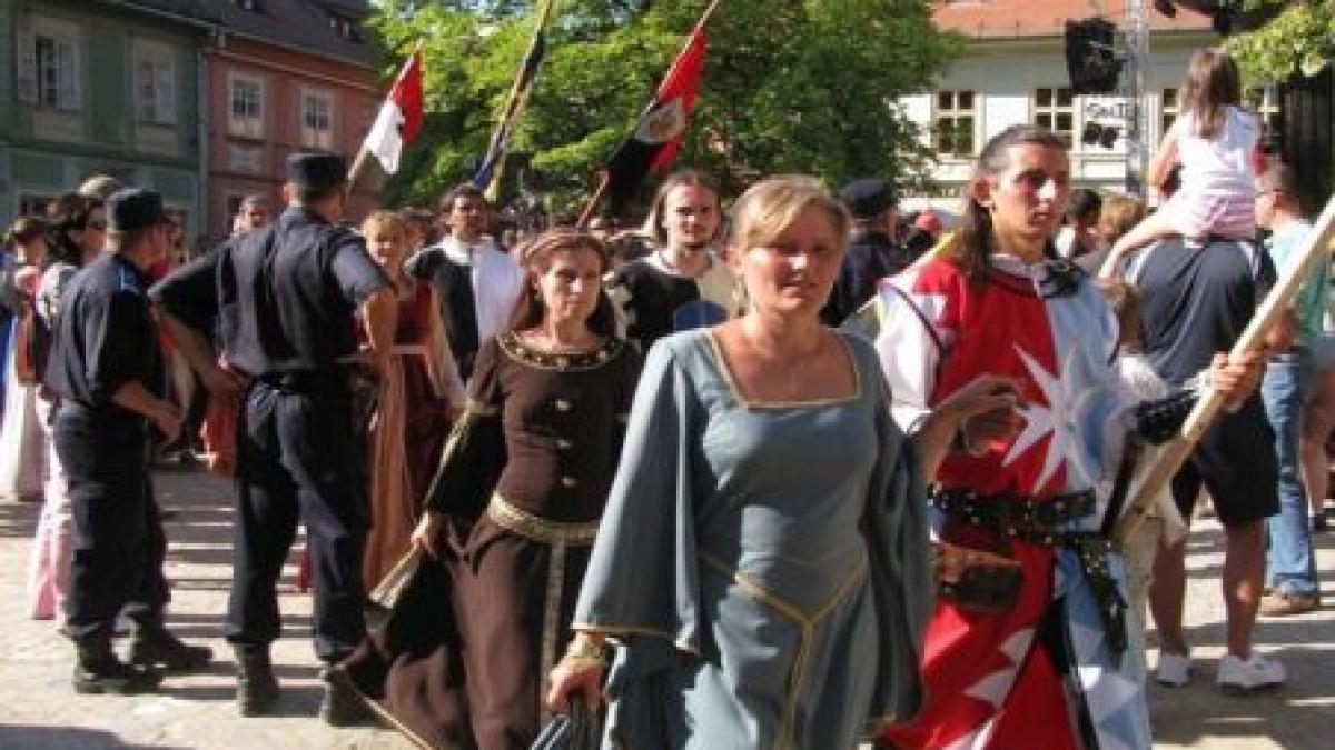 festivalul sighisoara medievala debuteaza vineri se reunesc 13 ordine cavaleresti