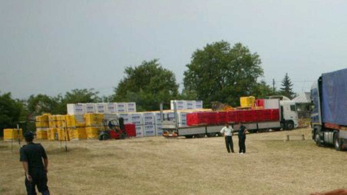 la saucesti ajutoarele pentru sinistrati stau pe un camp satenii cer demiterea primarului