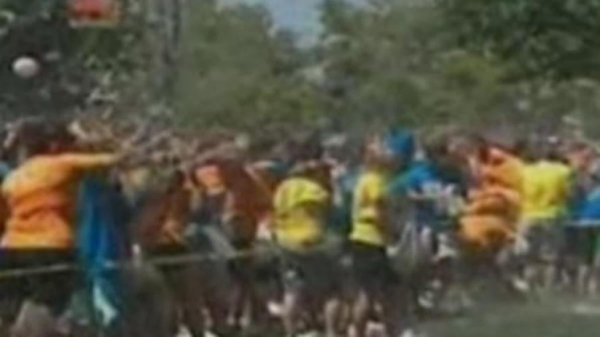 sua mii de studenti s au batut intr un campus cu 120 000 de baloane cu apa pentru un loc in cartea