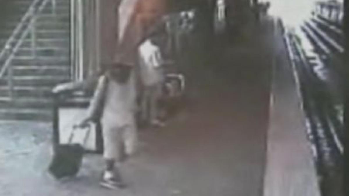 sua o femeie oarba cazuta pe sine a fost salvata inaintea sosirii metroului video