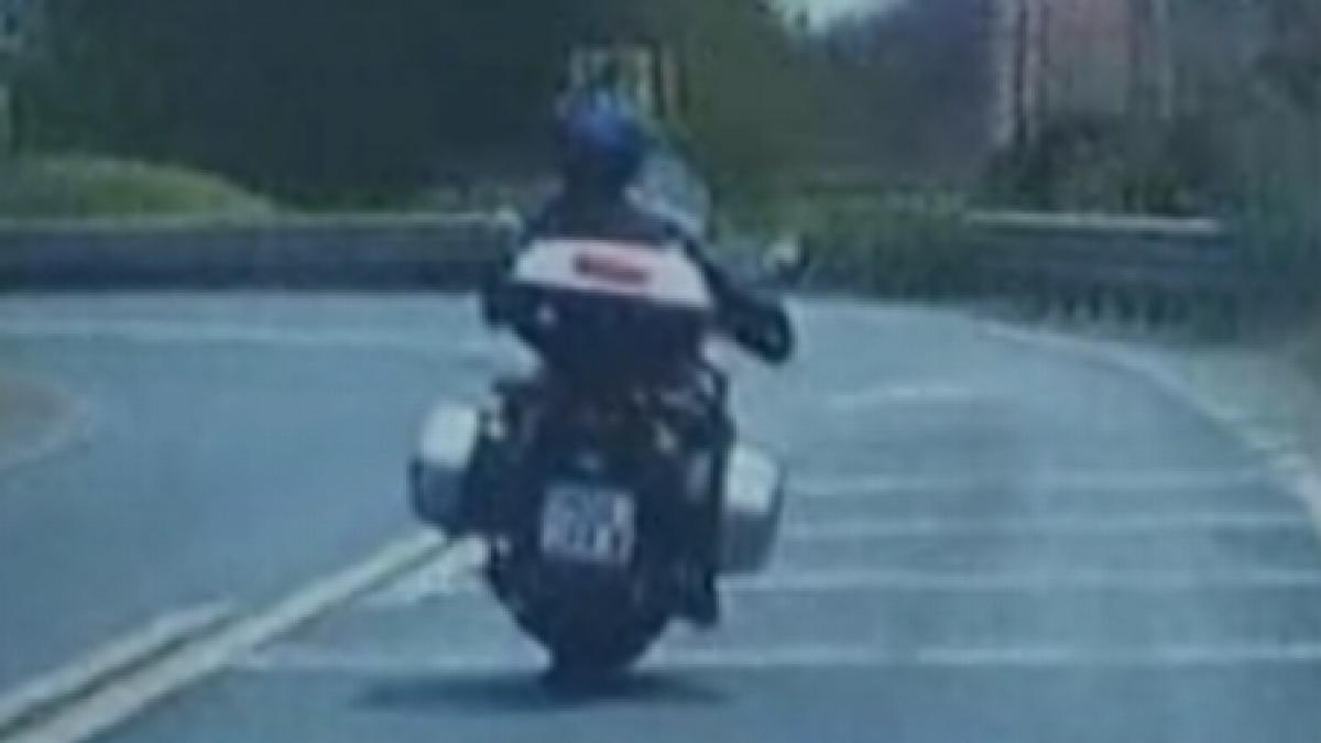 a ramas fara permis dupa ce a depasit masina politiei in timp ce circula cu 170 km h video