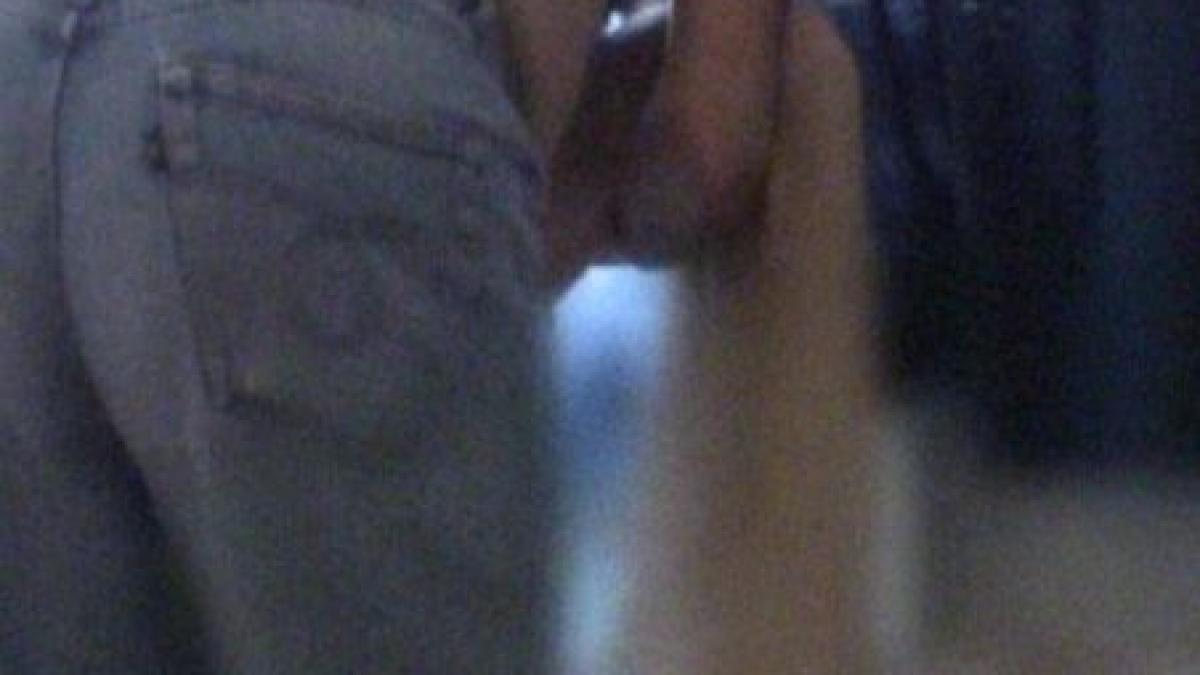 imagini socante un batran bolnav este batut si batjocorit de omul care ar fi trebuit sa il