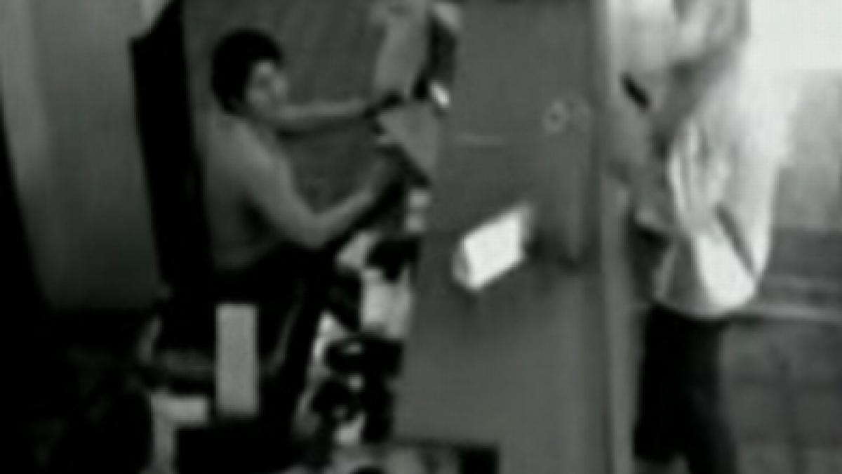 jaf la o banca din cernauti atacatorul a utilizat un pistol de jucarie video