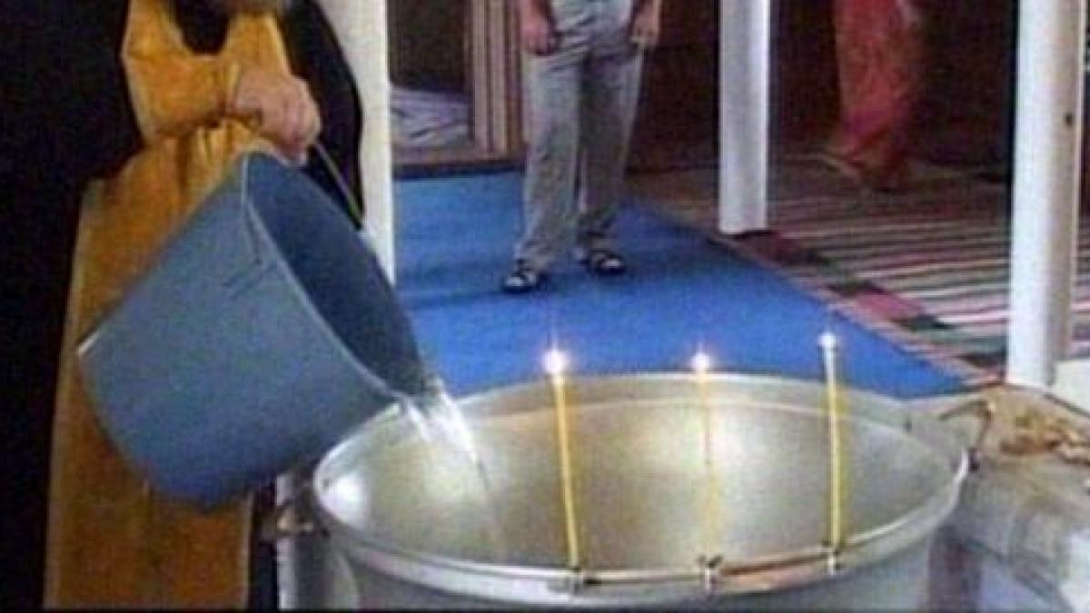 republica moldova un bebelus a murit inecat dupa ce a fost cufundat in cristelnita de preotul care