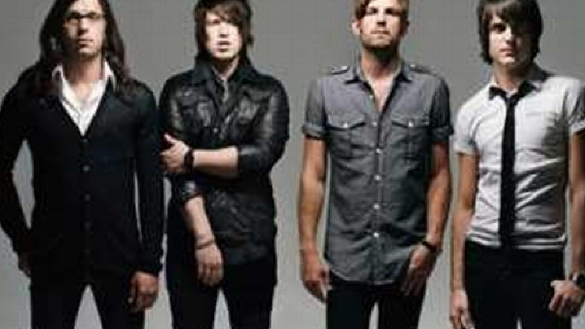 trupa kings of leon atacata cu gainat in timpul unui concert video