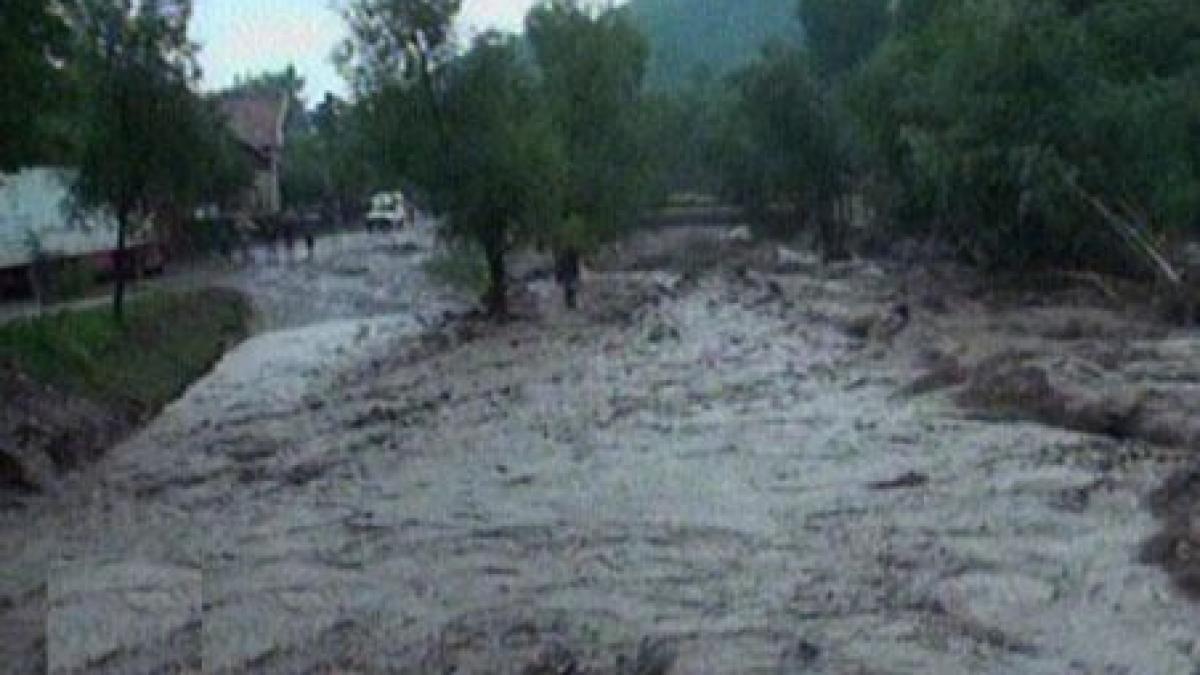 cosmarul apelor s a intors aproape 10 000 de oameni izolati in localitati din dambovita prahova si