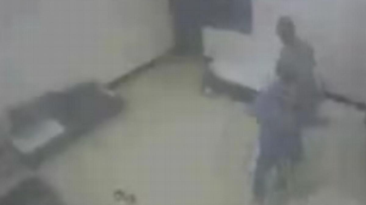 imagini socante detinut filmat in timp ce isi ucide colegul de celula video