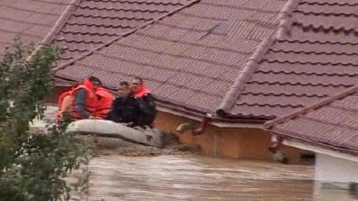 inundatii la bacau in urma ploilor torentiale un om a murit peste 100 de familii evacuate si