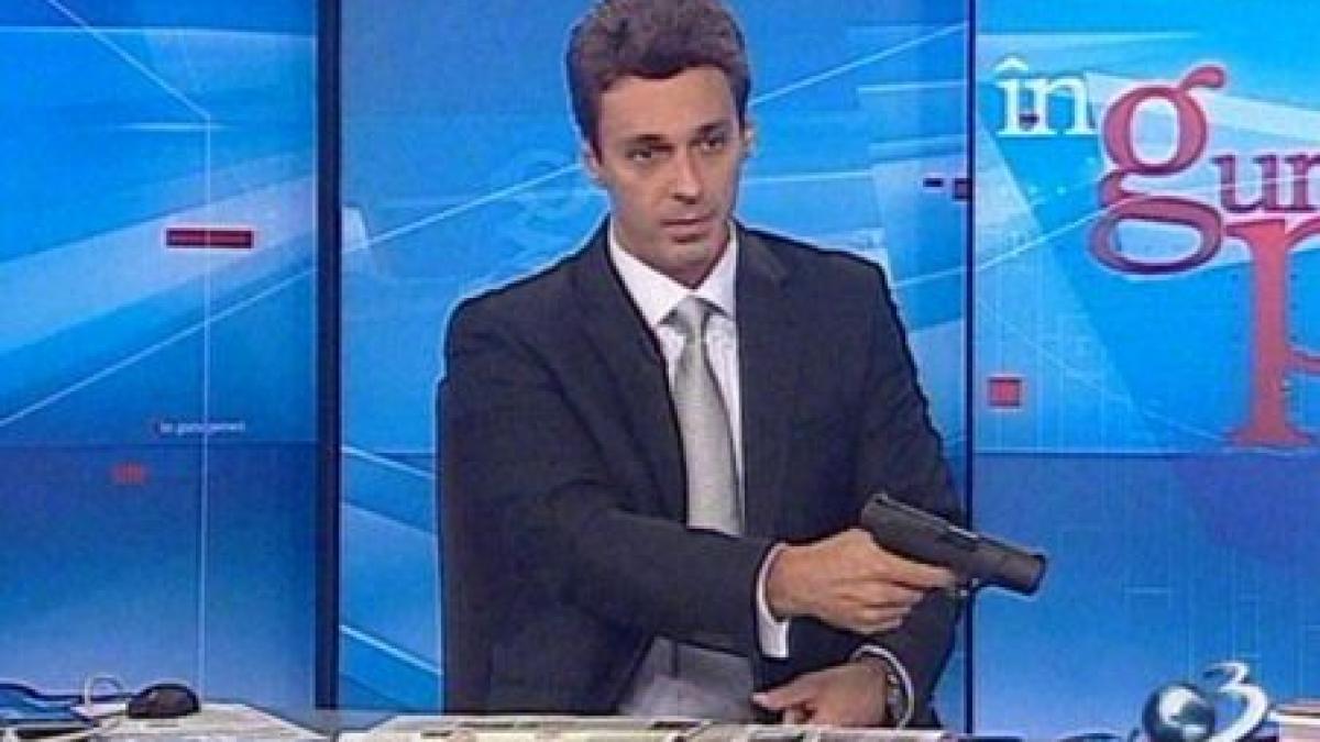 mircea badea isi prezinta pistolul in direct ca sa nu se mai isterizeze prompteristele de la tv