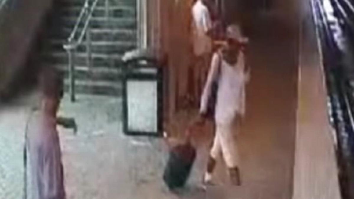 sua o femeie nevazatoare a cazut in fata metroului video