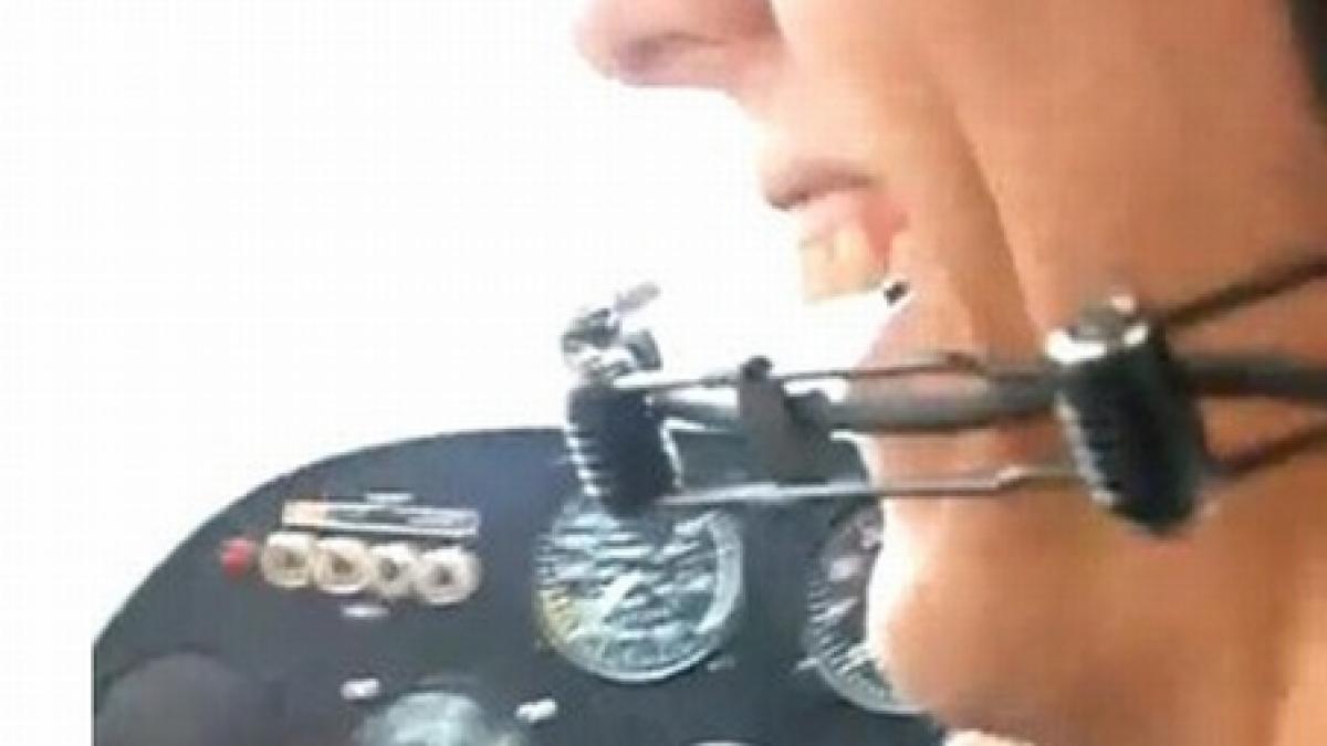 gluma sadica pilotul unui avion se preface ca lesina video