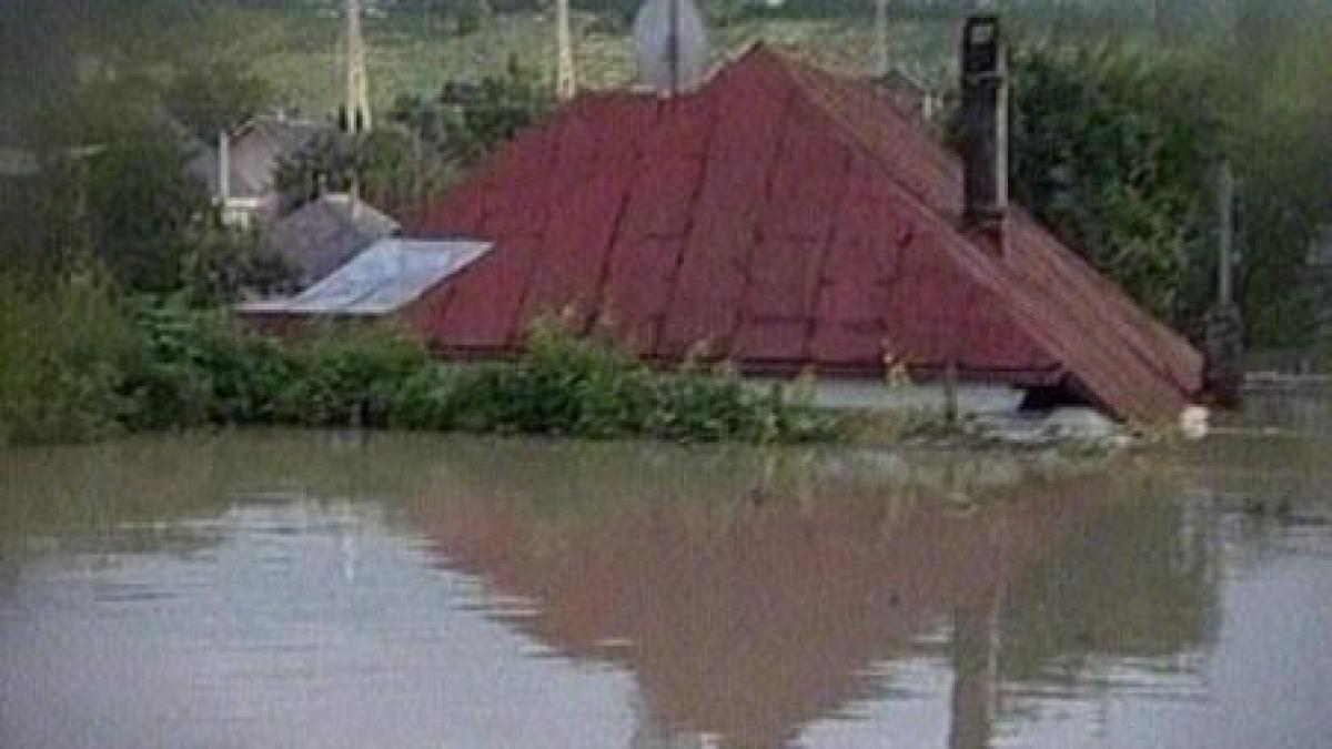 moldova lovita din nou de blestemul apelor la margineni se merge cu barca video